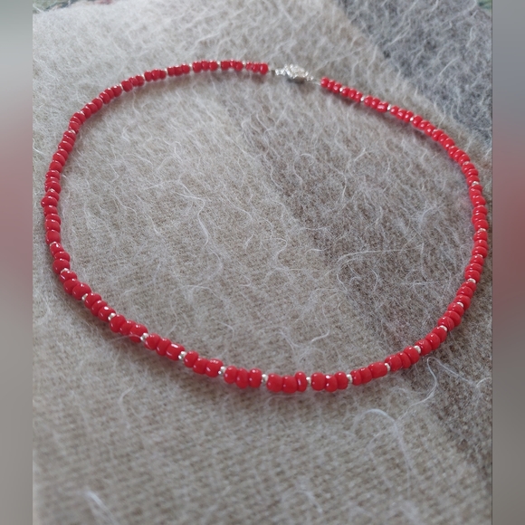 Handmade red beaded necklace with silver spacers and 925 silver clasp - Picture 7 of 7